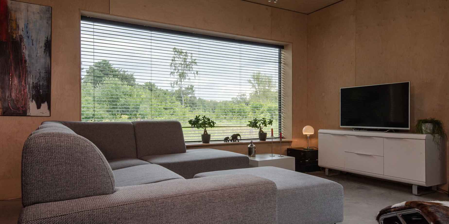 Joris bouwde een huis van hout in een groene oase in de stad Triodos Bank