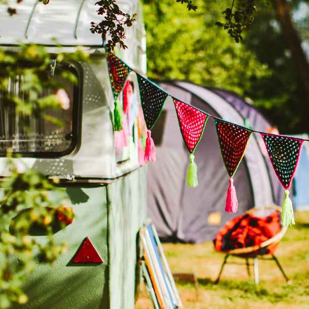 Duurzaam op vakantie? Met deze 3 keuzes maak je groot Met een tent om je bed kan de energierekening flink omlaag