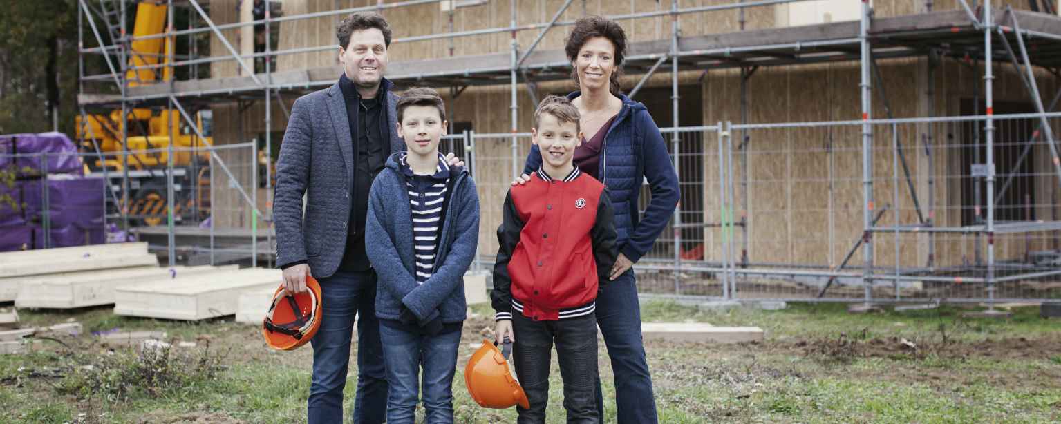 Joris bouwde een huis van hout in een groene oase in de stad Triodos Bank
