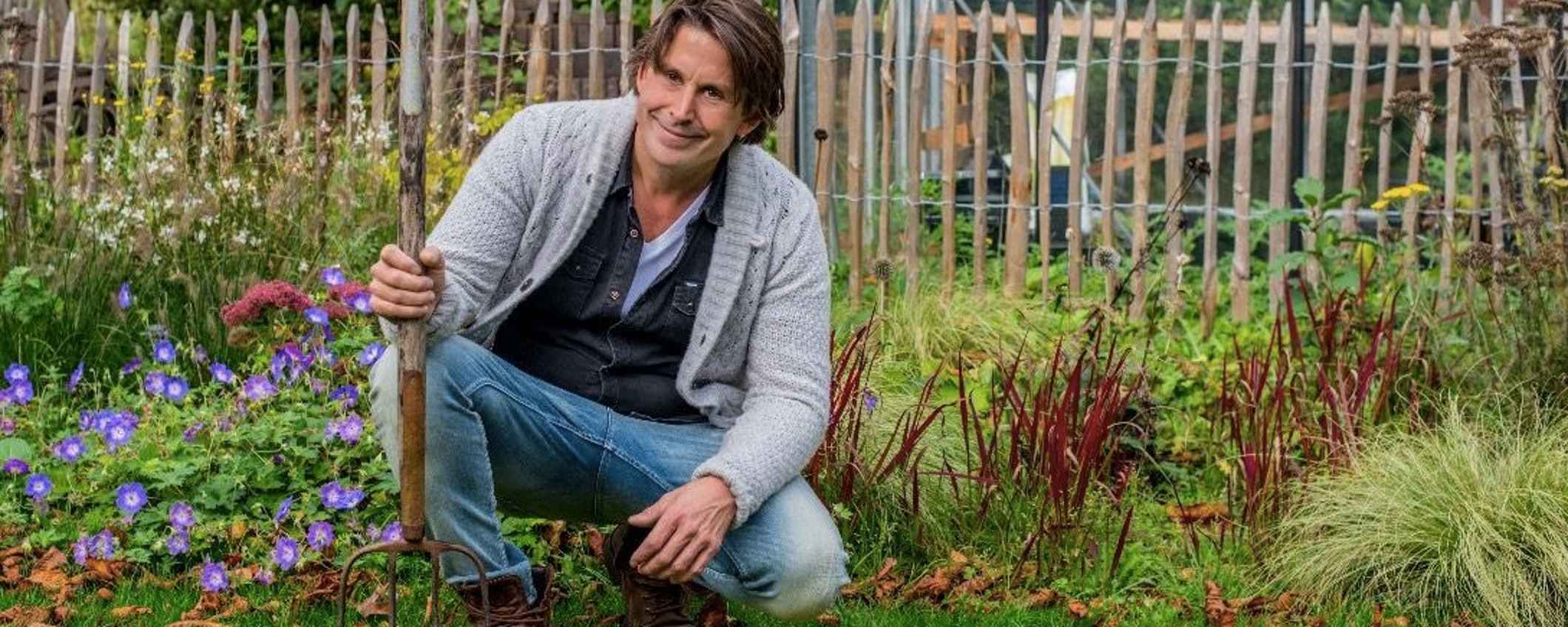Lodewijk Hoekstra van Greenlabel in een duurzame tuin