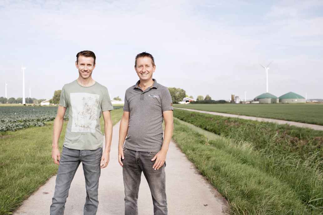 Broers Johan en Wouter Snippe hebben hun eigen boerenbedrijf, net als broer Gerjan. Maar ze werken nauw samen. Door die samenwerking ontstaat kringlooplandbouw. Foto: Pieter van den Boogert