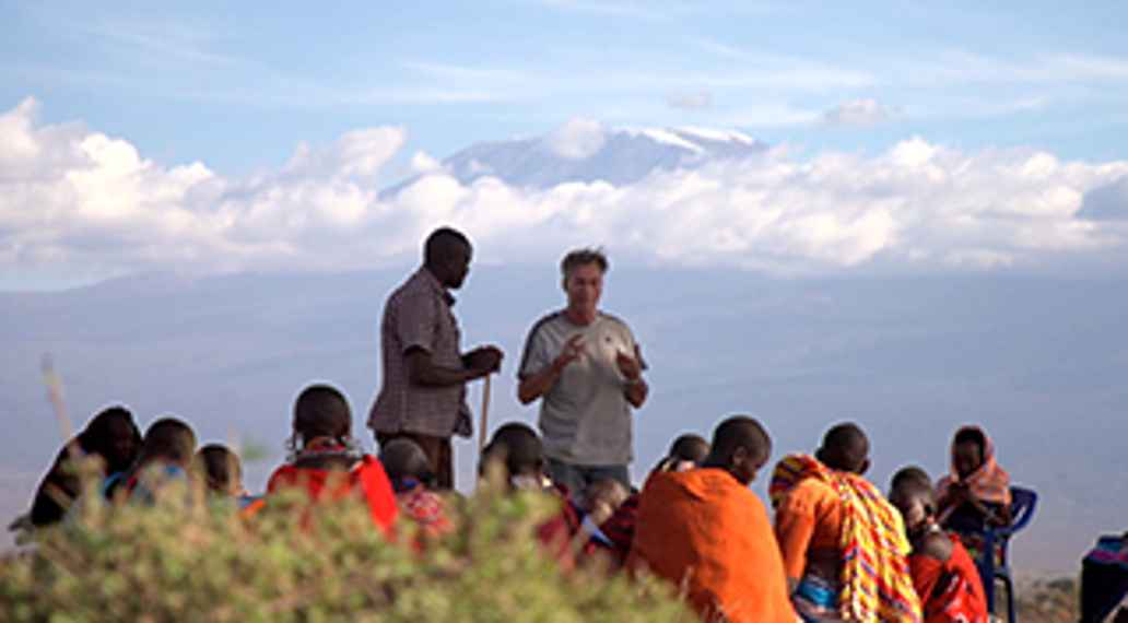 Frank Heckman in gesprek met de Masai