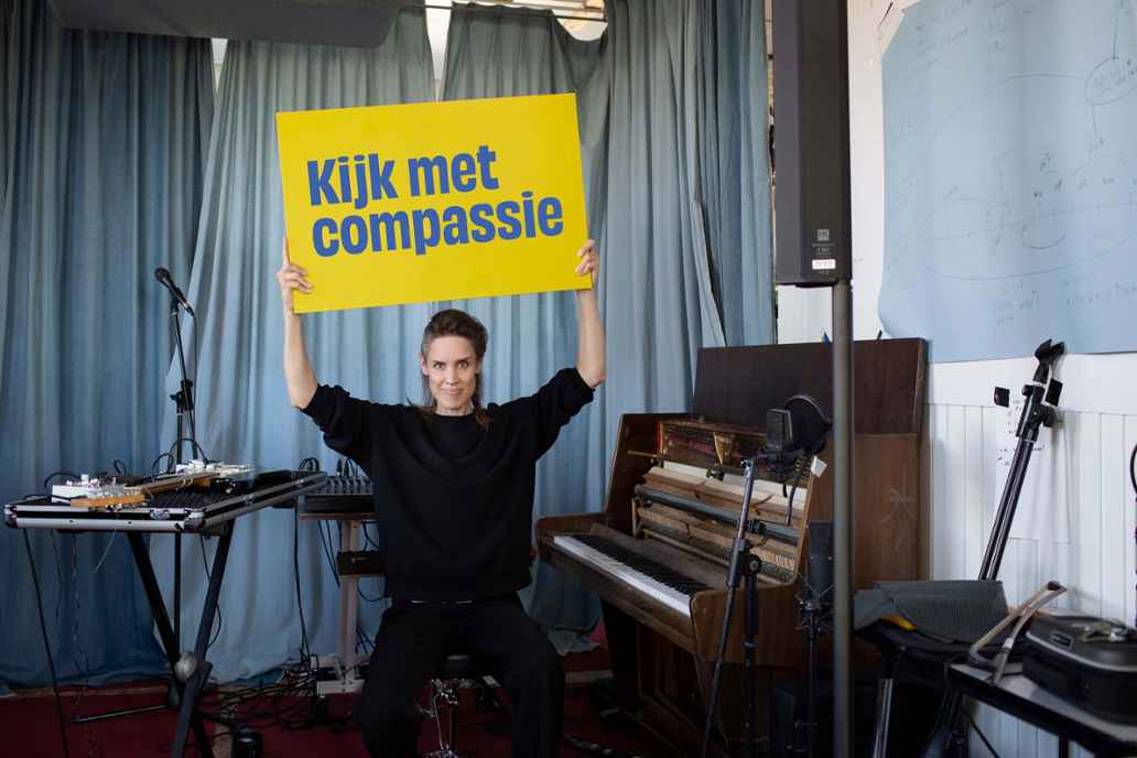Nynke Laverman met bord: Kijk met compassie