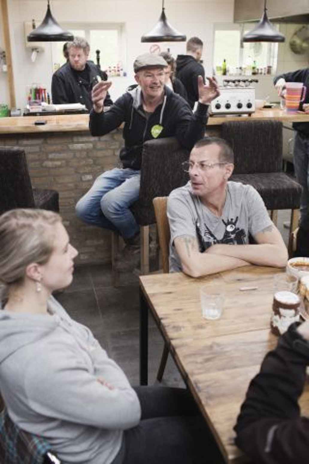 Bram van der Leden in de keuken van bijBram