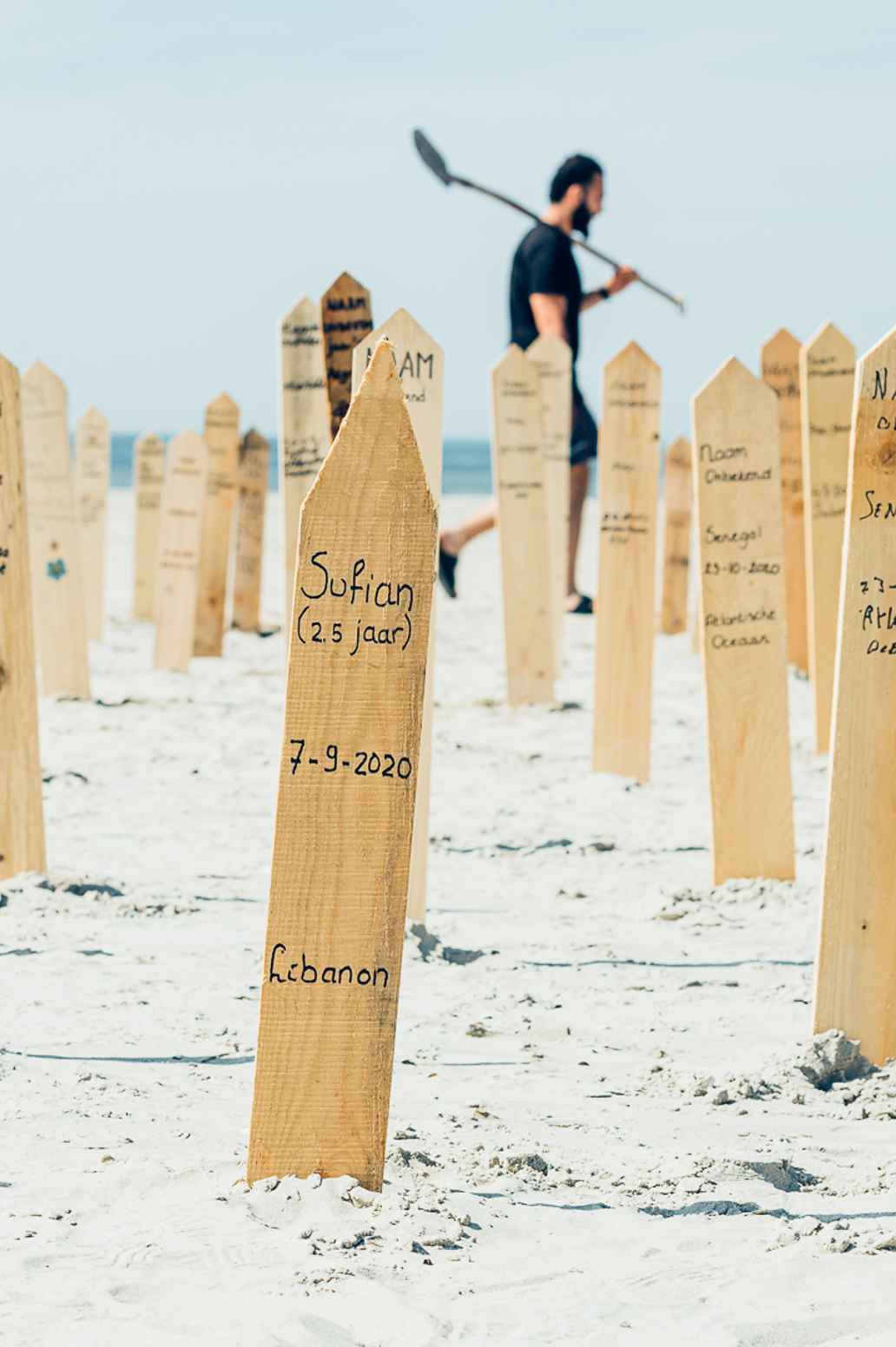Actie van MiGreat. Gedenktekens met de namen van de ruim 44.000 slachtoffers die vielen aan de grenzen van Europa. Foto: Alex Hamstra