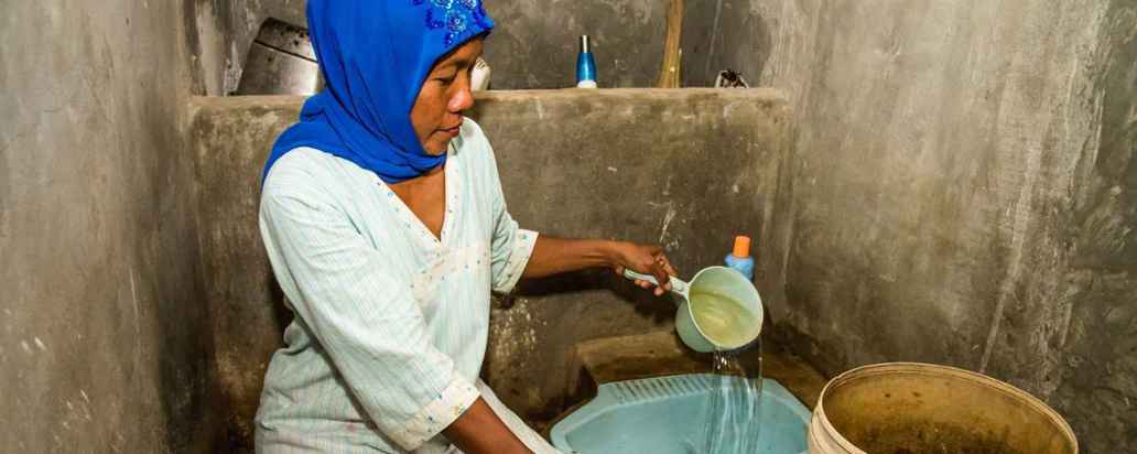Impact met het Triodos Fair Share Fund – 40% van de inwoners van Indonesië heeft geen goede sanitaire voorzieningen in huis. Daarom heeft microfinancieringsinstelling Bina Artha een zogenaamde ‘sanitaire’ lening voor vrouwen. Hiermee kunnen meer vrouwen een toilet aan huis realiseren.