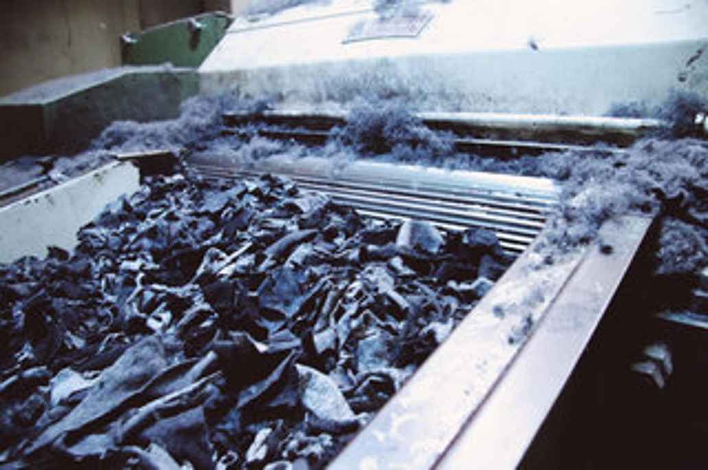 Spijkerbroeken van gaan door de shredder in de recyclefabriek van Mud Jeans