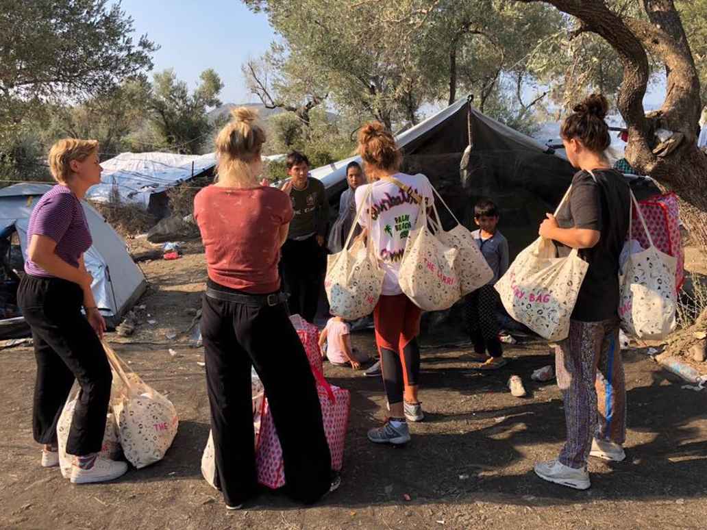 Because We Carry aan het werk op Lesbos