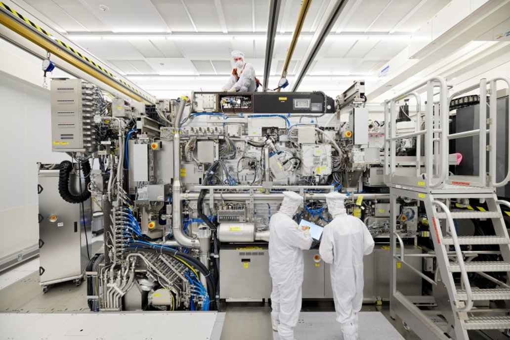 ASML ingenieurs leggen de laatste hand aan een EUV lithografie chipmachine