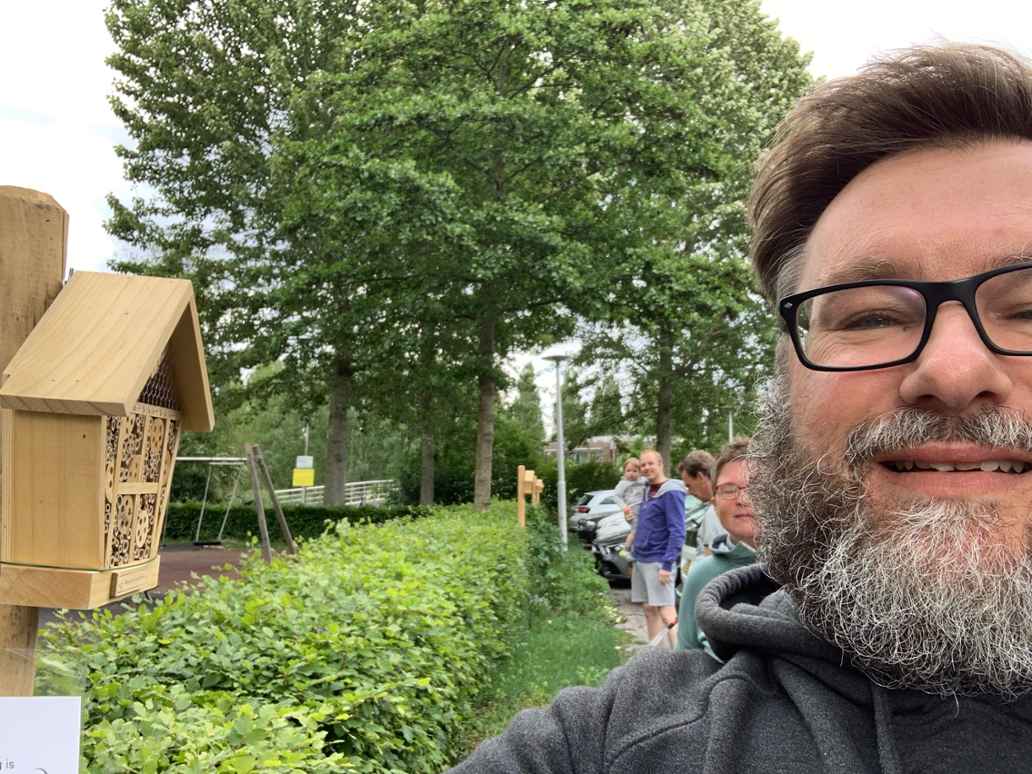 Matthias aan het werk met zijn buren