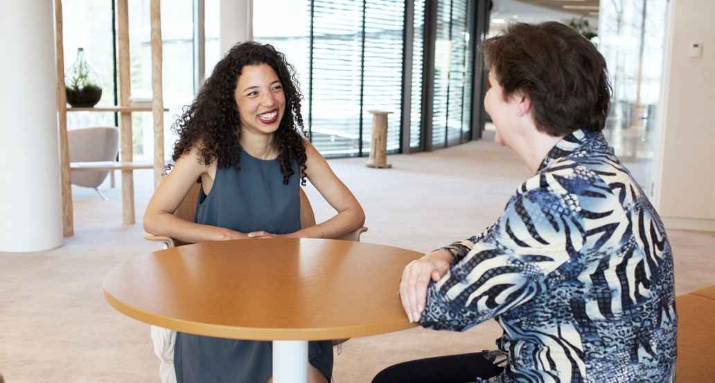 Patty en Lynn in gesprek