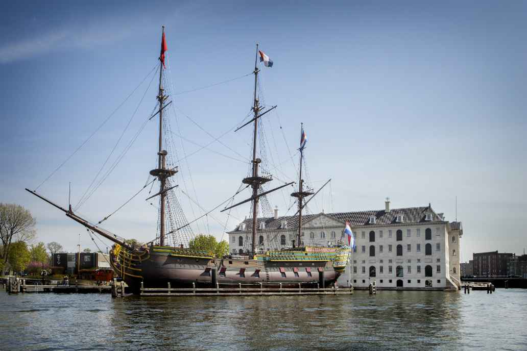 Het Scheepvaartmuseum met VOC-schip.