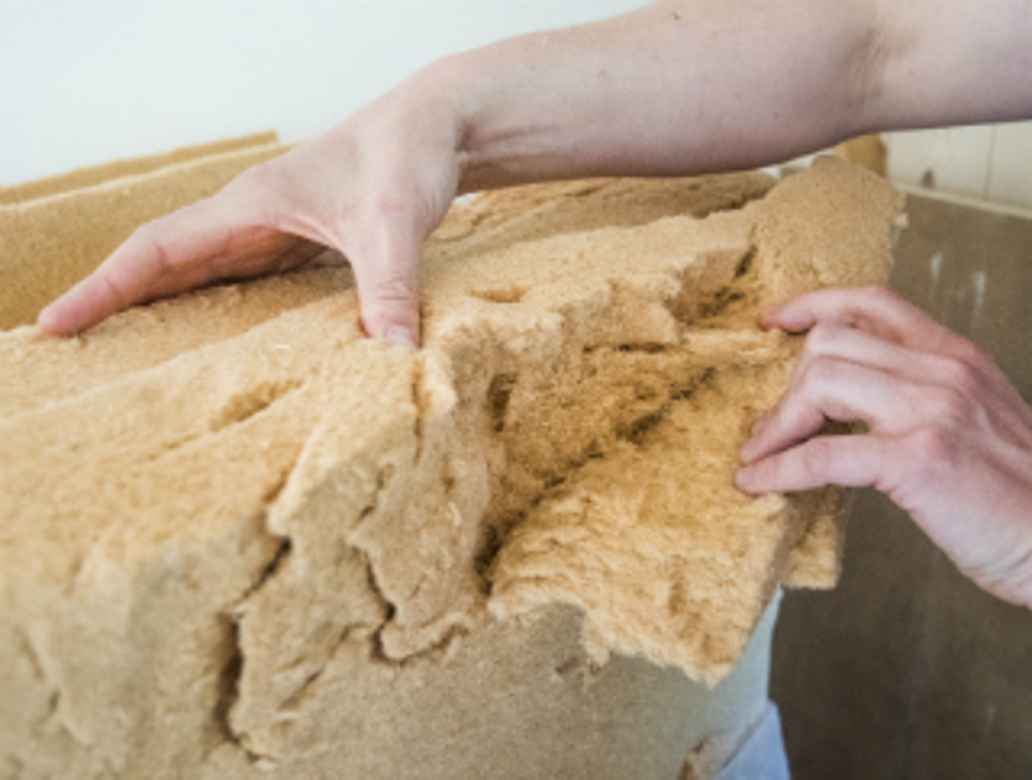 Tessa en Tim hielpen hun huis in twee maanden van energielabel G naar A. De dak- en vloerisolatie in hun huis is van houtvezel.