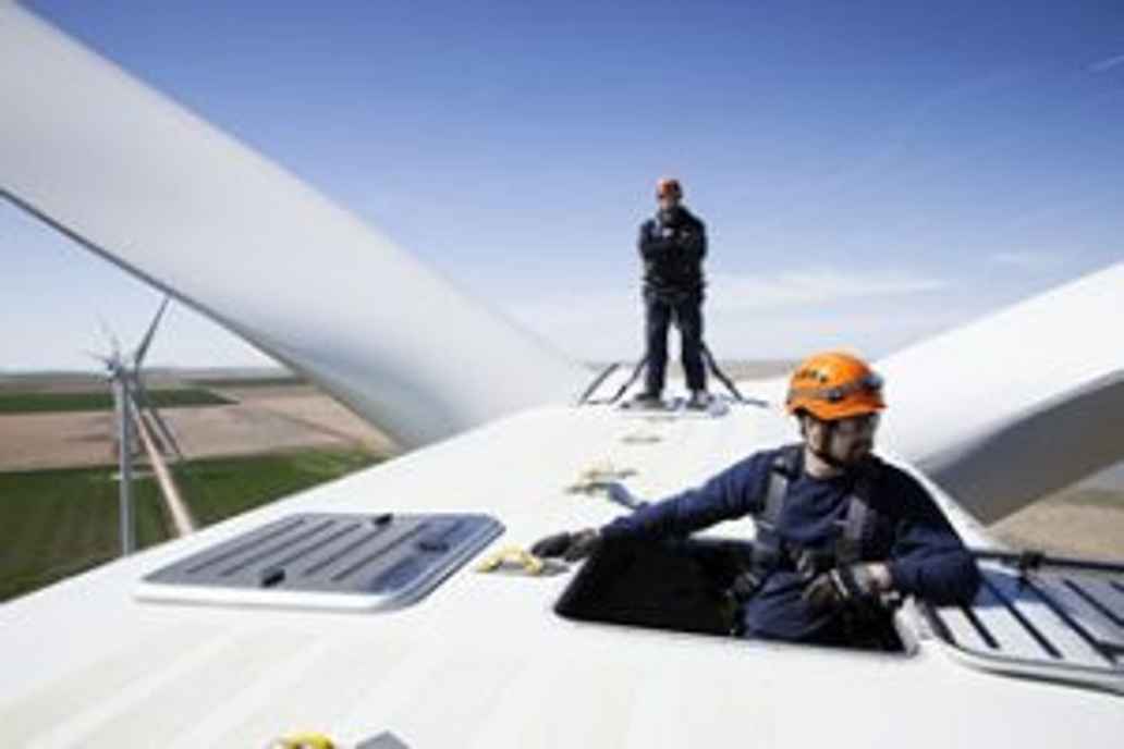 Twee-mensen-op-een-windmolen-Vestas-Triodos-Bank-300x200