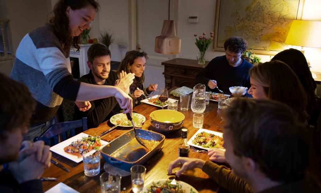 Samen eten in de boerderij van Ellen Ootes en haar vrienden
