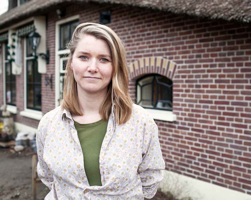 Ellen Ootes voor haar boerderij