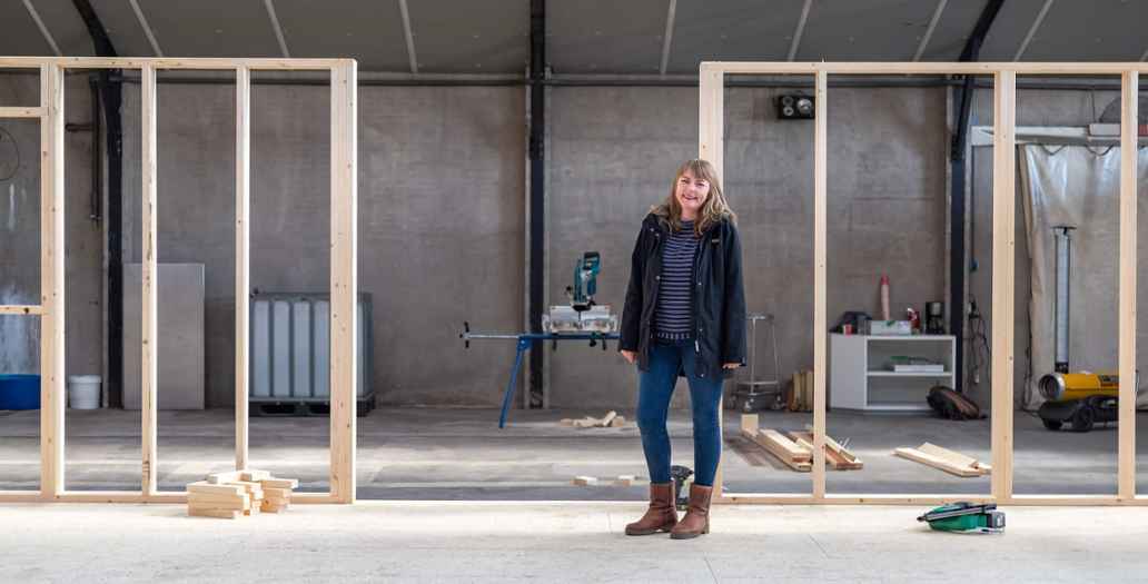 Marjolein Jonker voor haar nieuwe tiny house