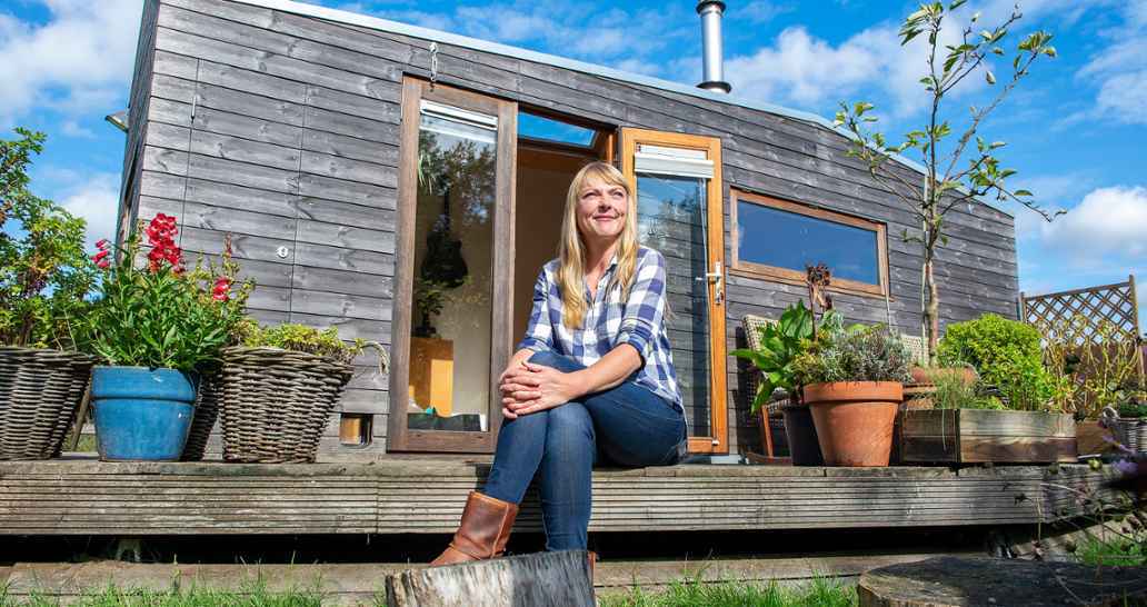 Marjolein Jonker voor haar tiny house. Foto: Lopke van de Reijt