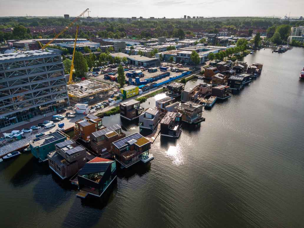 De steiger steekt 45 meter het Johan van Hasseltkanaal in en biedt ruimte aan 46 waterwoningen en een collectieve ruimte.