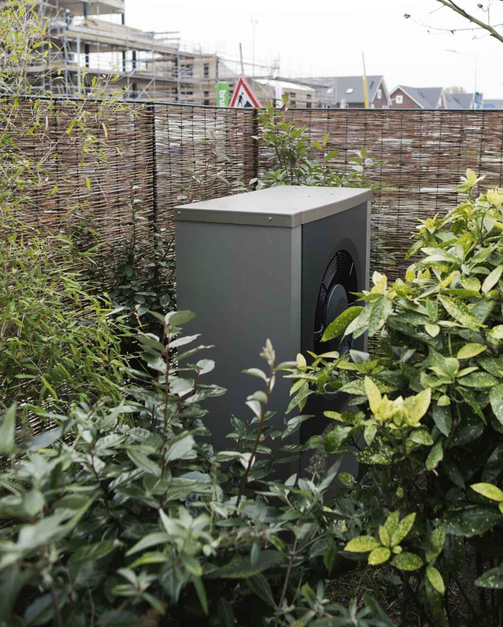 De ‘buitenunit’ van een lucht-water-warmtepomp.