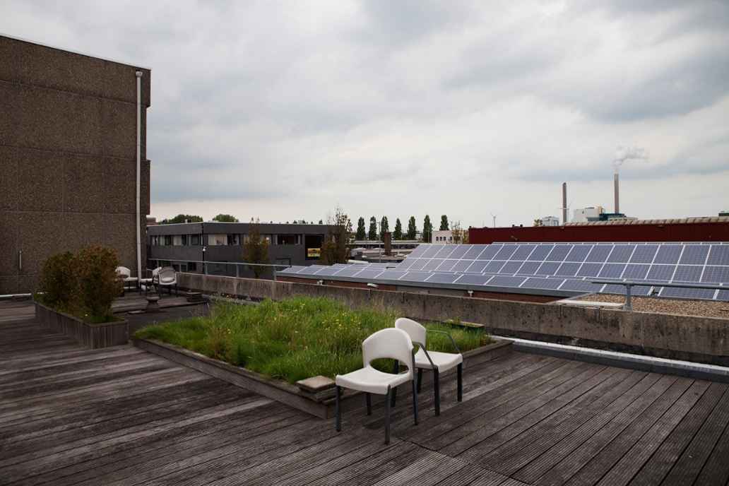 Zonnepanelen op het dak van Xpositron.