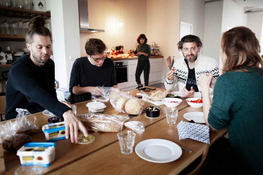 Pepijn van der Weide, oprichter Astare, luncht samen met collega's