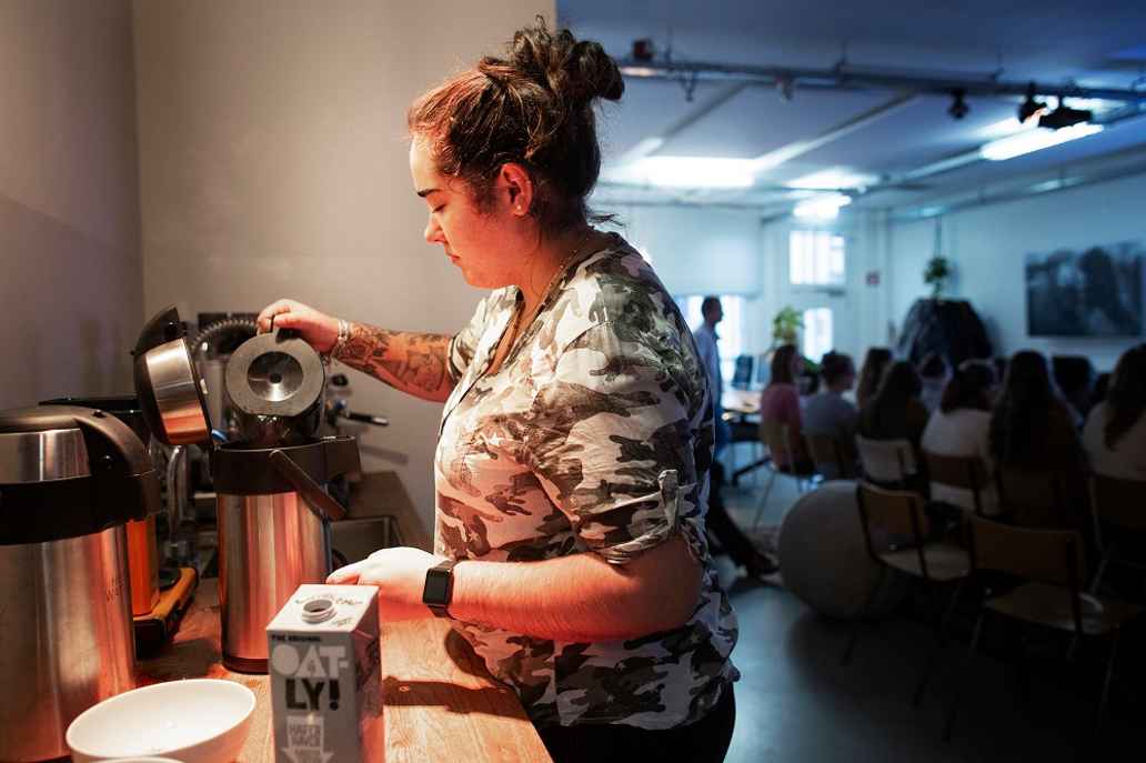 Ludwina Dominquez Dominguez schenkt koffie in bij Astare